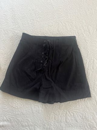 Bermuda negra con cordones