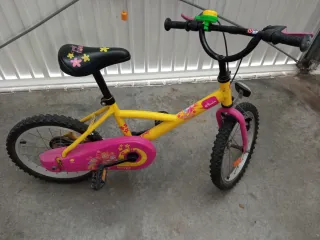 Bicicleta infantil amarilla con casco y accesorios
