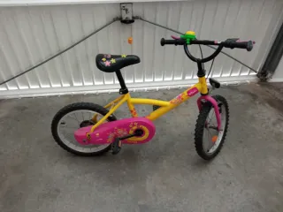Bicicleta infantil amarilla con casco y accesorios