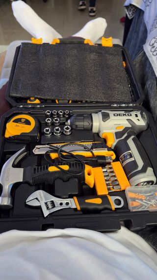 Caja de herramientas DEKO con destornillador