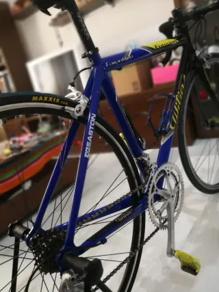 Bici da strada Specialized blu e gialla