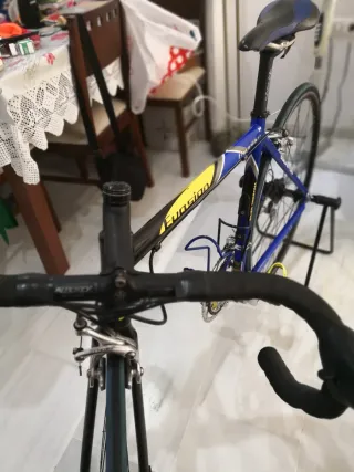 Bici da strada Specialized blu e gialla
