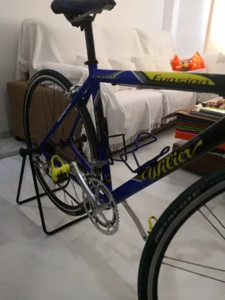 Bici da strada Specialized blu e gialla