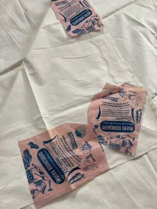 Sábana beige y almohada a juego con bordado azul