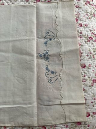 Sábana beige y almohada a juego con bordado azul