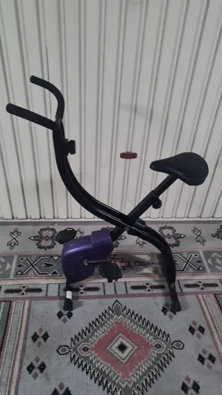 Bicicleta estática morada