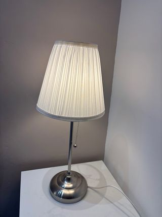 Mesitas de noche y lámparas