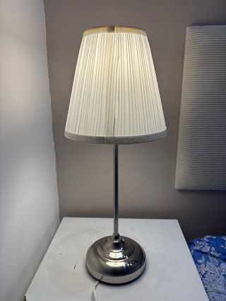 Mesitas de noche y lámparas