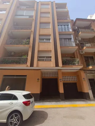 Venta plaza grande de coche y motos en oliva