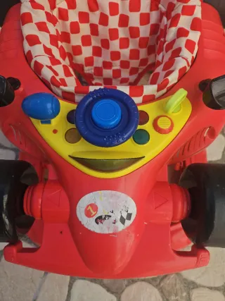 Correpasillos rojo con asiento a cuadros