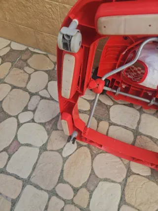 Correpasillos rojo con asiento a cuadros