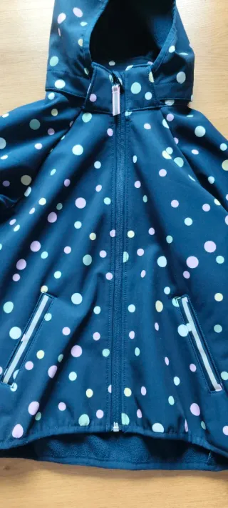 Cortavientos azul marino con capucha