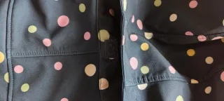 Cortavientos azul marino con capucha