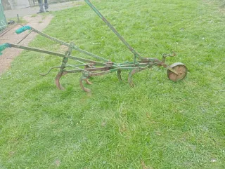 Arado antiguo de metal