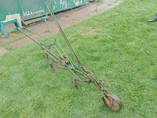 Arado antiguo de metal