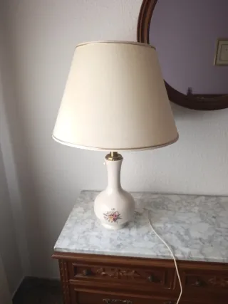 Lámpara de mesa cerámica floral beige