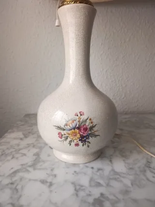 Lámpara de mesa cerámica floral beige