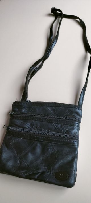 Bolso de cuero negro con 3 cremalleras