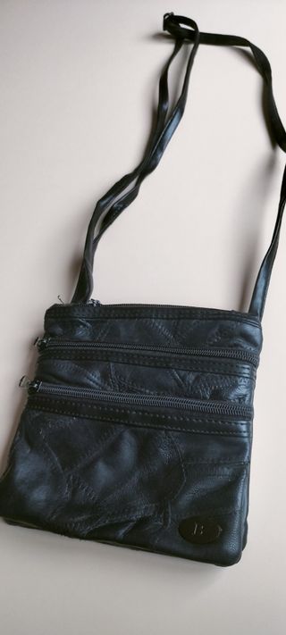 Bolso de cuero negro con 3 cremalleras