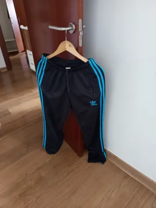 Pantalones Adidas negros y azules