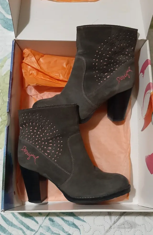 Botas Desigual marrón con rosa