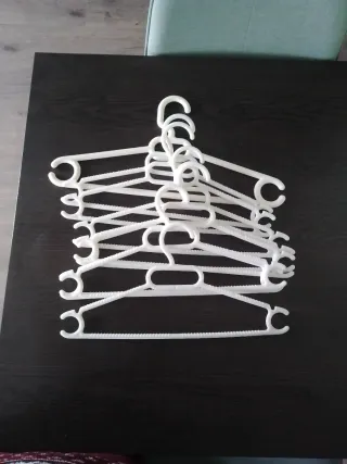 Lote de 9 perchas de plástico blancas