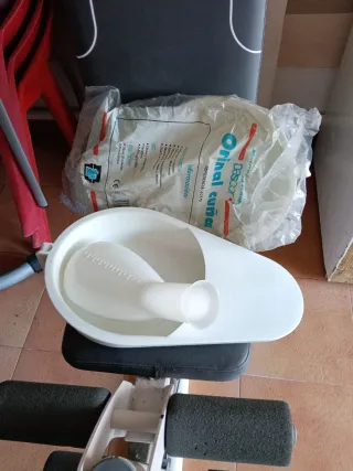 Orinal y botella de orina para personas encamadas