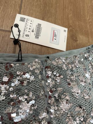 Falda midi lentejuelas plateada.