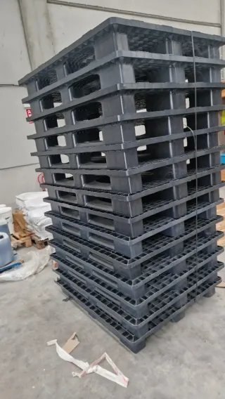 Palets de plástico negros apilables