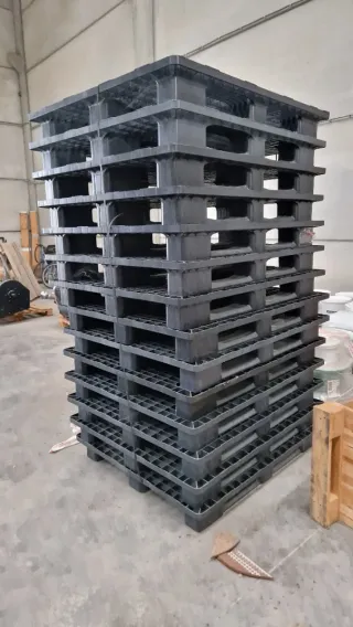 Palets de plástico negros apilables