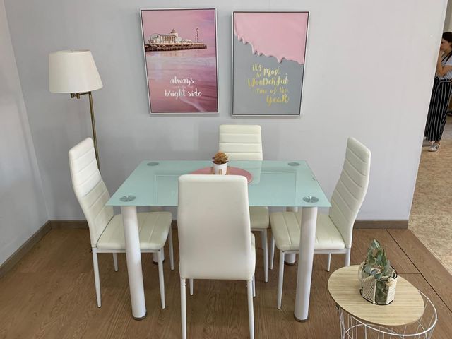 Mesa de Comedor de Cristal + 4 Sillas de Piel Sintética (110*70)