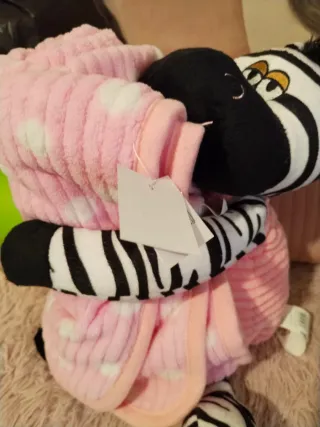 Manta de peluche cebra y lunares rosa