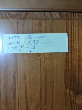 Armario de madera para dormitorio.