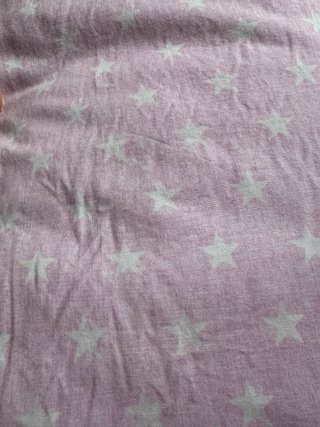 Protector de cuna rosa con estrellas