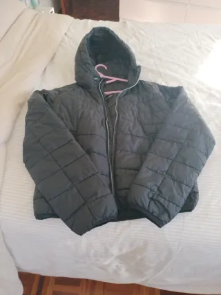 Abrigo de hombre ligero acolchado negro