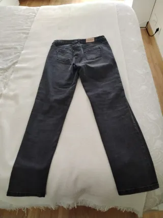 Vaqueros Naf Naf talla 34 bordados