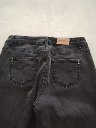 Vaqueros Naf Naf talla 34 bordados