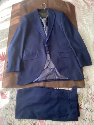 Traje de novio azul tornasol