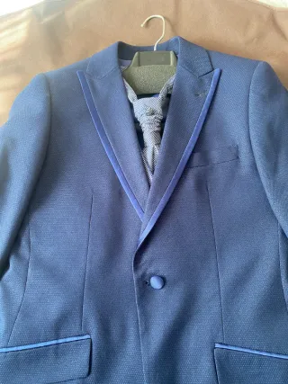 Traje de novio azul tornasol