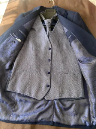 Traje de novio azul tornasol