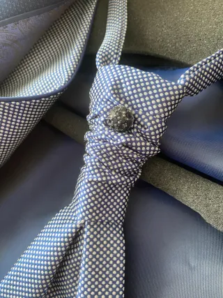 Traje de novio azul tornasol