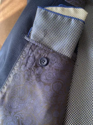 Traje de novio azul tornasol