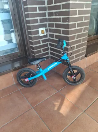 Bicicleta sin pedales Btwin azul