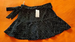 Falda Stradivarius negra topos blancos talla XL