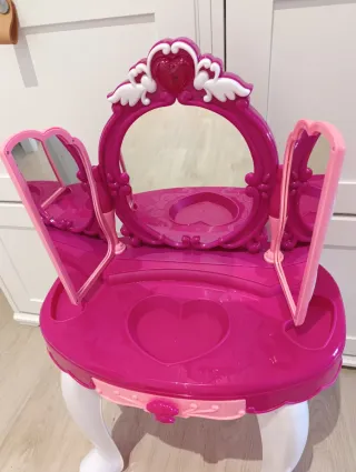 Tocador de juguete rosa con taburete