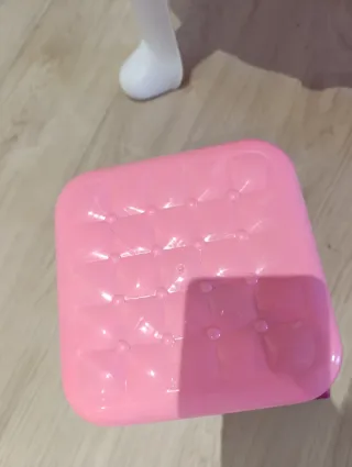 Tocador de juguete rosa con taburete