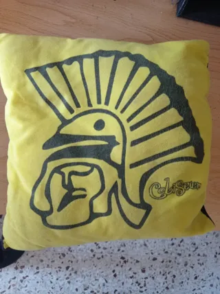 Cojín amarillo con diseño discoteca Coliseum