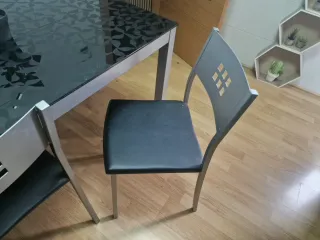 Mesa de cocina cristal y metal con 2 sillas