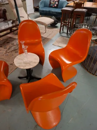 Juego de 4 sillas naranjas de plástico