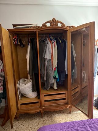 Armario antiguo de madera